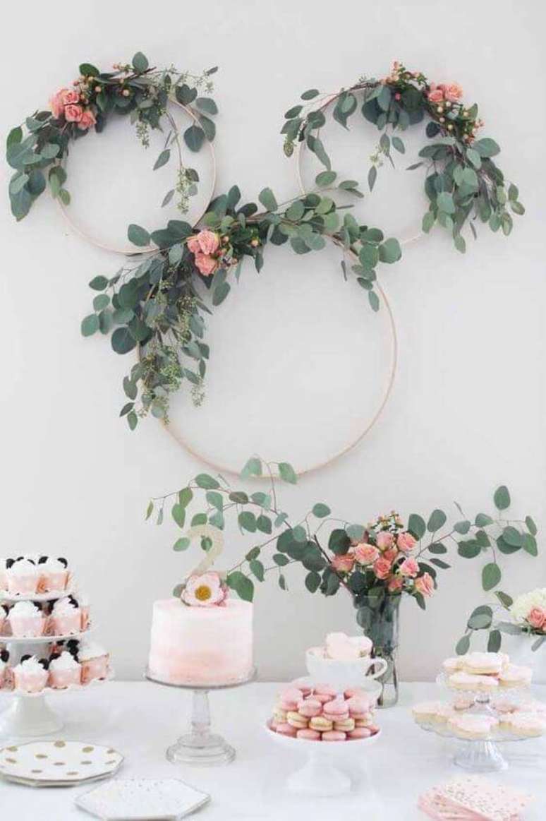 74. Arco de flores na decoração com flores – Via: Decor Fácil