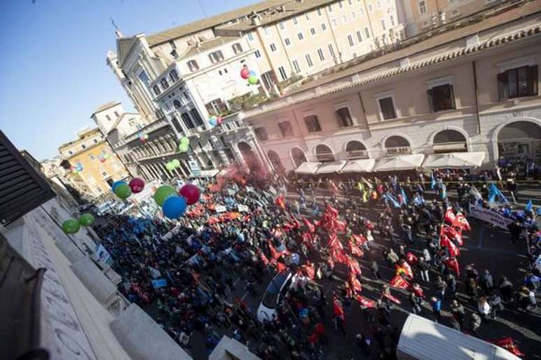 Sindicatos italianos fazem protesto em Roma contra demissões