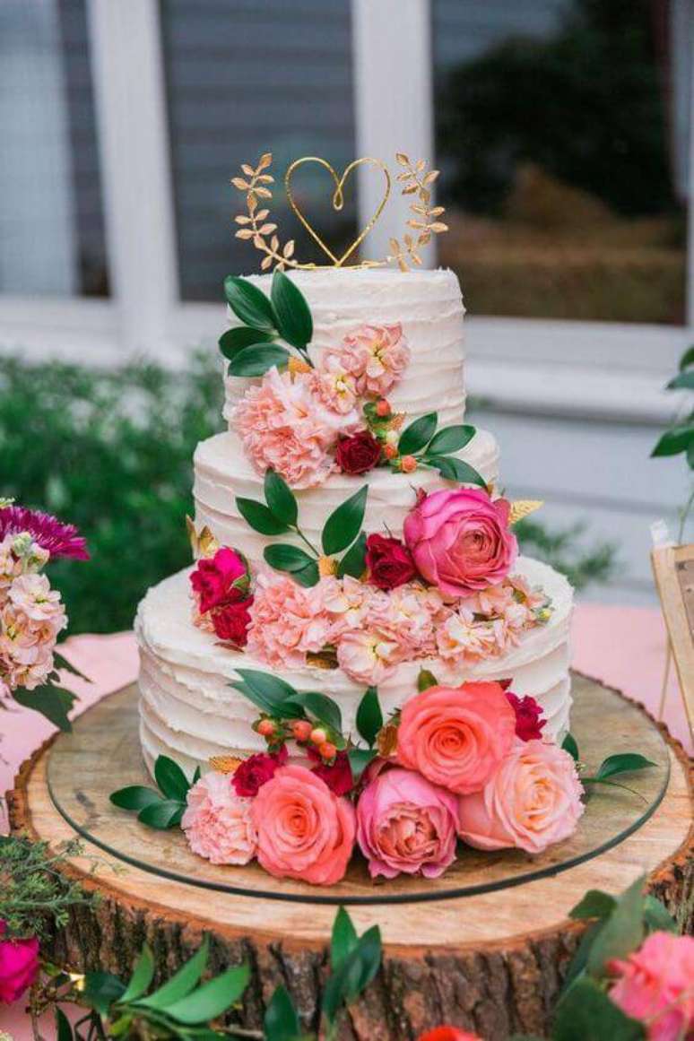 11. Bolo de casamento para usar na decoração com flores artificiais – Via: Casar e um barato
