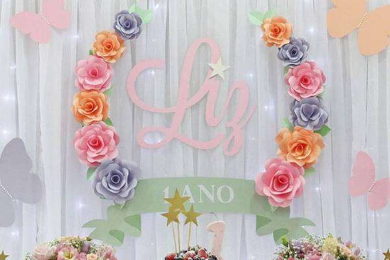 12. Flores de papel para decora&ccedil;&atilde;o de festa de 1 anos &ndash; Via: Pinterest