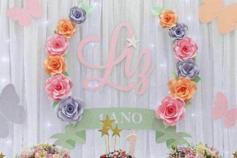 12. Flores de papel para decoração de festa de 1 anos – Via: Pinterest