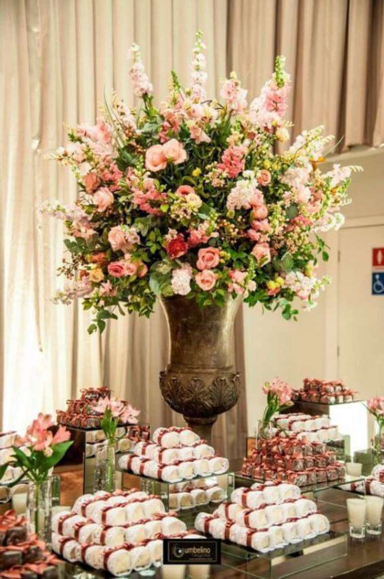 60. Decora&ccedil;&atilde;o com flores naturais na mesa de doces para casamento &ndash; Via: Pinterest