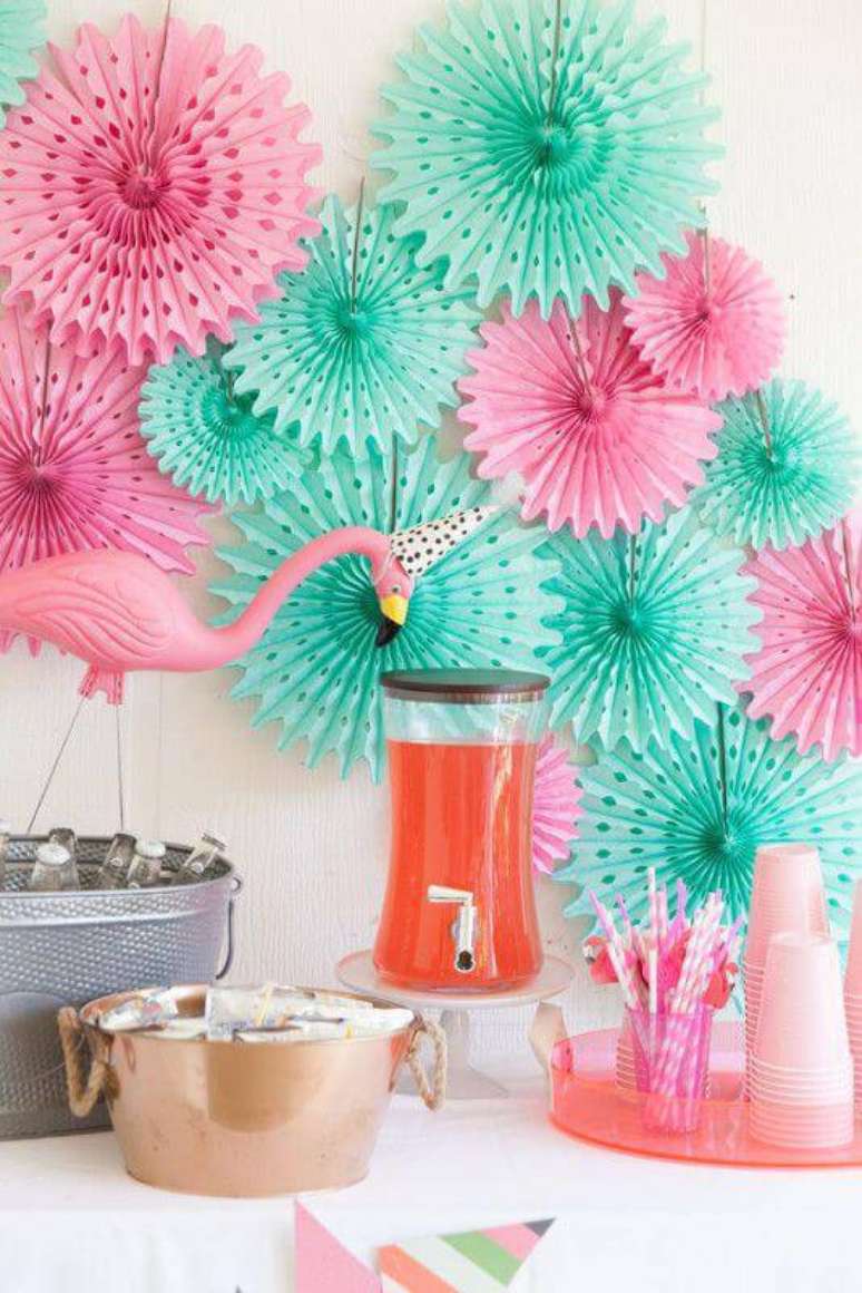 16. Decoração de festa com flores de papel – Via: