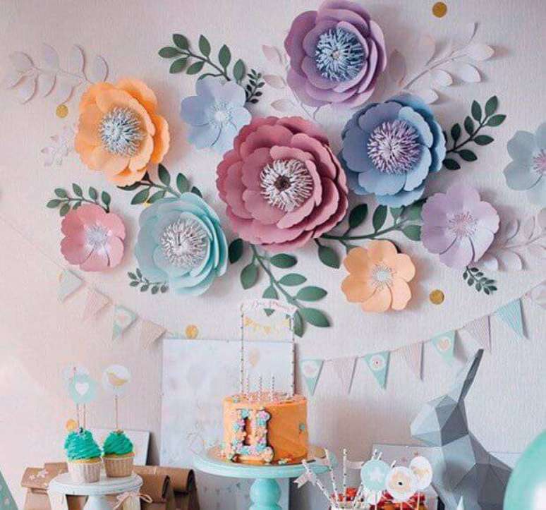 18. Decoração de festa com flores de papel colorida – Via: Pinterest