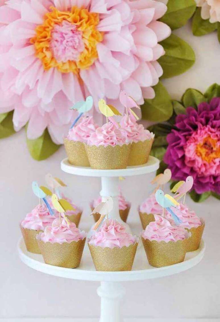 23. Decora&ccedil;&atilde;o com flores de papel na mesa de doces &ndash; Via: Decor F&aacute;cil