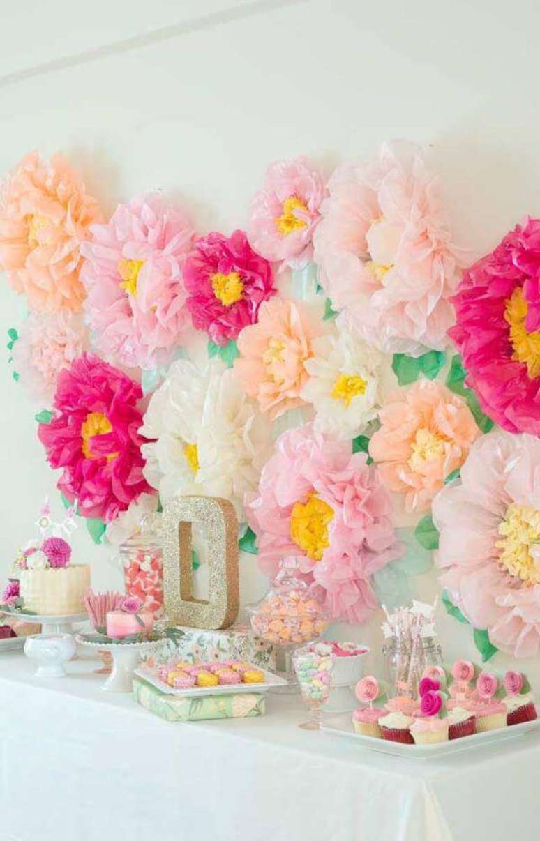 22. Decora&ccedil;&atilde;o com flores de papel cor de rosa e salm&atilde;o &ndash; Via: Decor F&aacute;cil