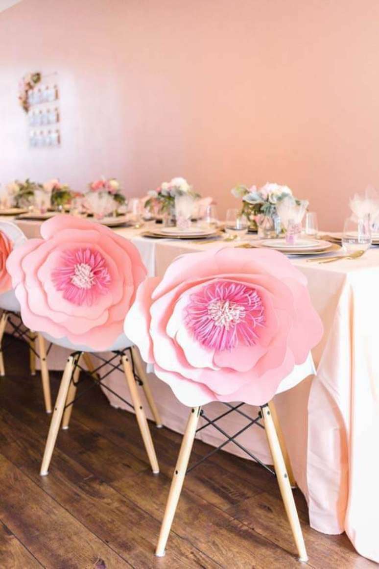 24. Decoração com flores de papel gigante decorando a cadeira da festa – Via: Decor Fácil