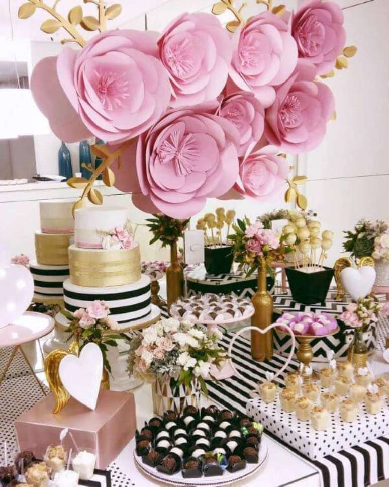 25. Decore sua festa em casa com flores de papel gigante na parede &ndash; Via: Tua Casa