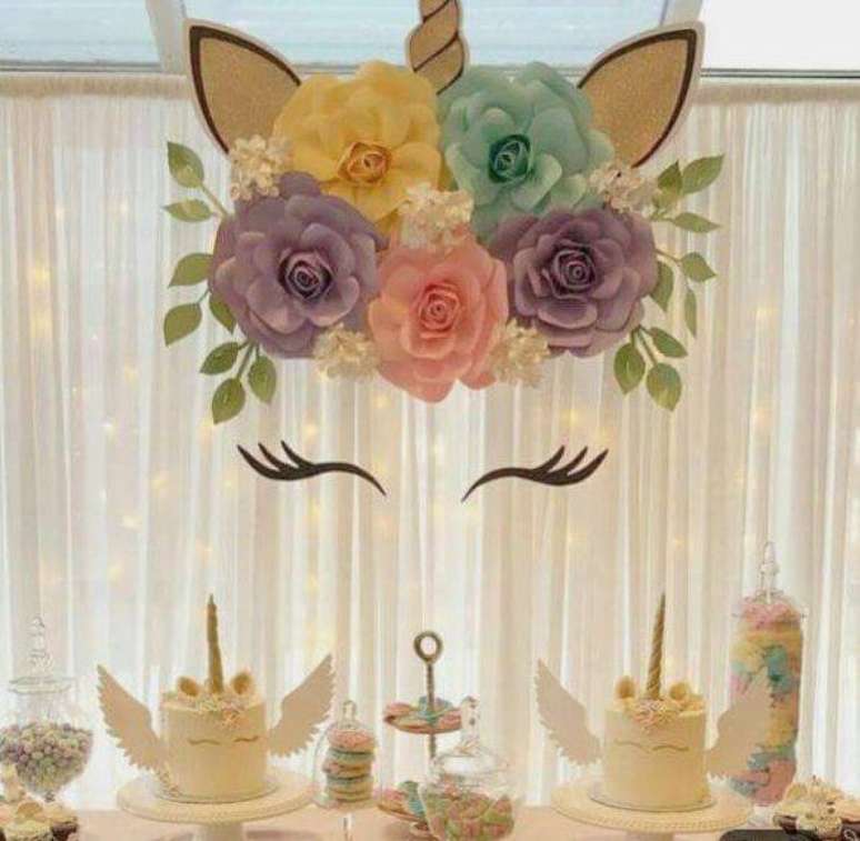26. Decora&ccedil;&atilde;o com flores de papel unic&oacute;rnio &ndash; Via: Mercado Livre