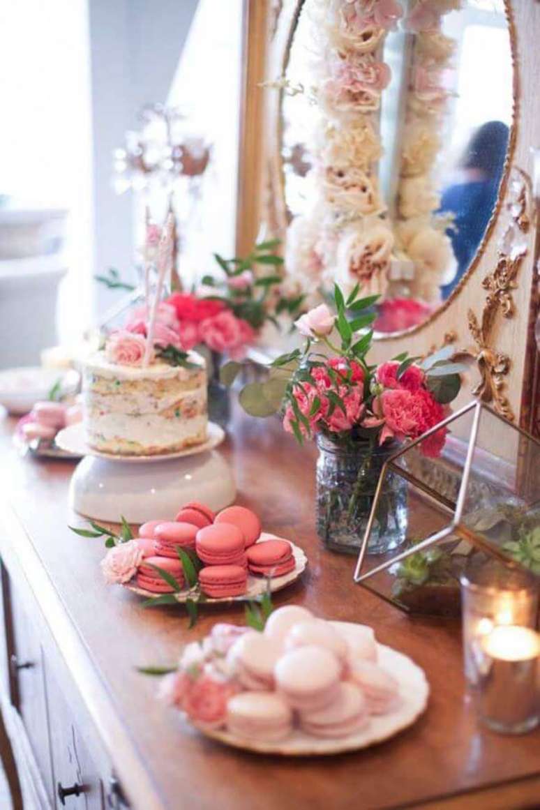 20. A decora&ccedil;&atilde;o simples com flores fica ainda mais bonita em tons de rosa &ndash; Via: Decor F&aacute;cil