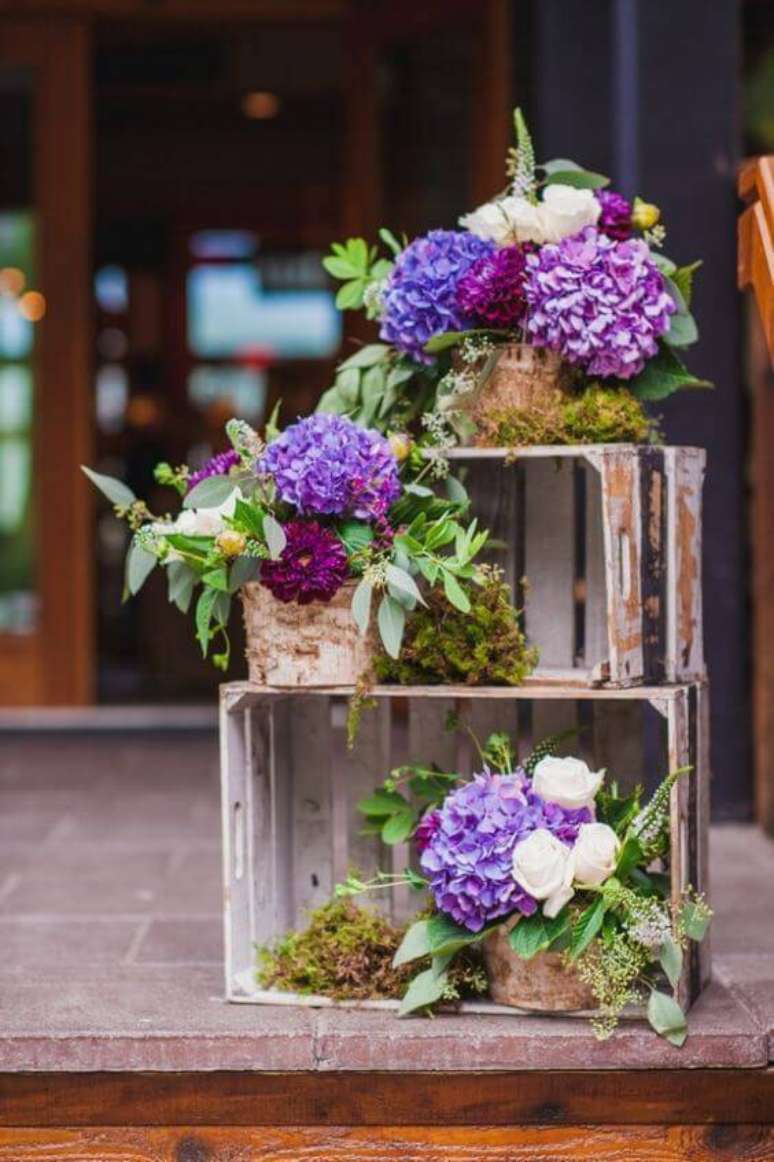 5. Use flores naturais para decorar sua casa nos cantinhos certos! – Via: Diva da Vida Real