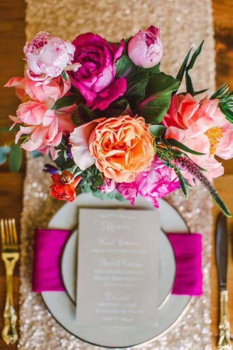 29. Decoração com flores em tons de rosa e laranja – Via: Pinterest