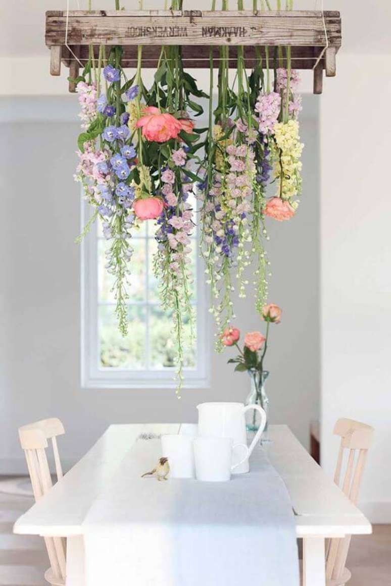 35. Que tal ter um lustre diferente com flores? &Eacute; lindo! &ndash; Via: Pinterest