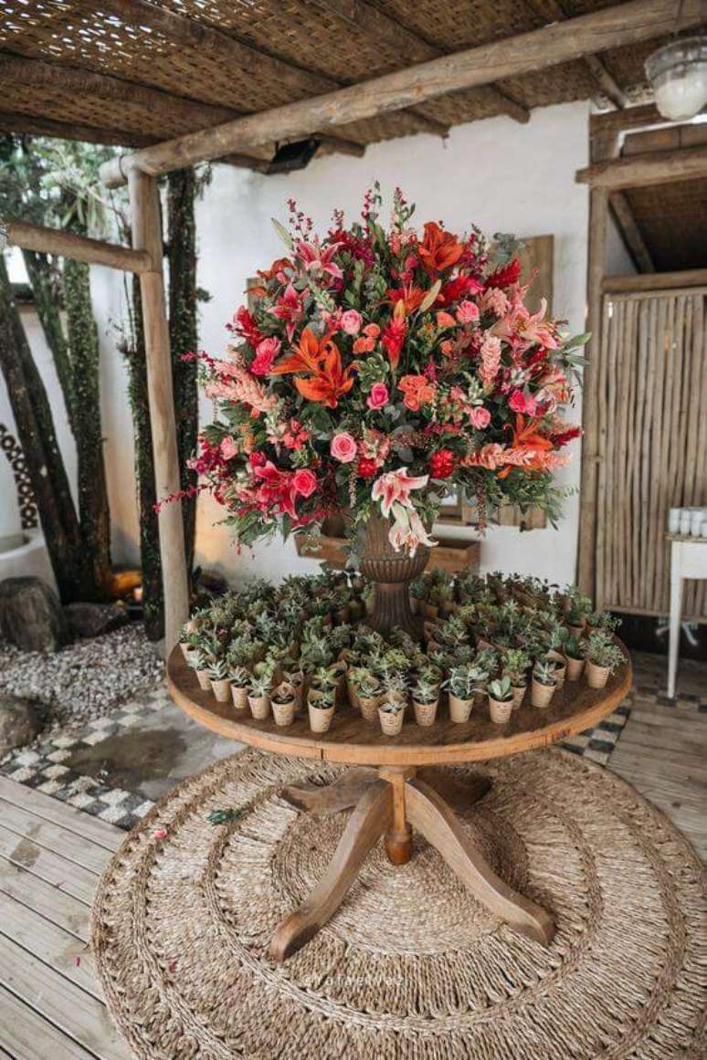 37. Decoração com flores naturais para festa de casamento – Via: Luai Cabanas
