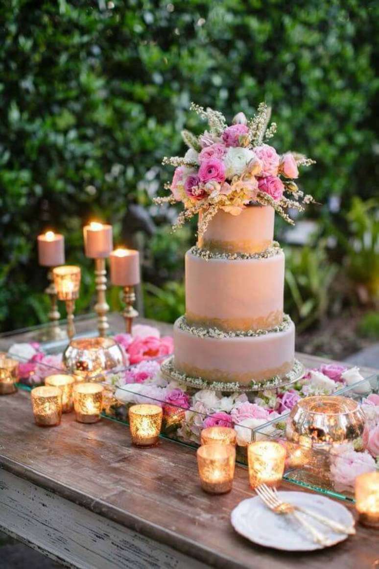 3. Decoração com flores artificias para enfeitar o bolo de aniversário – Via: Noiva com Classe
