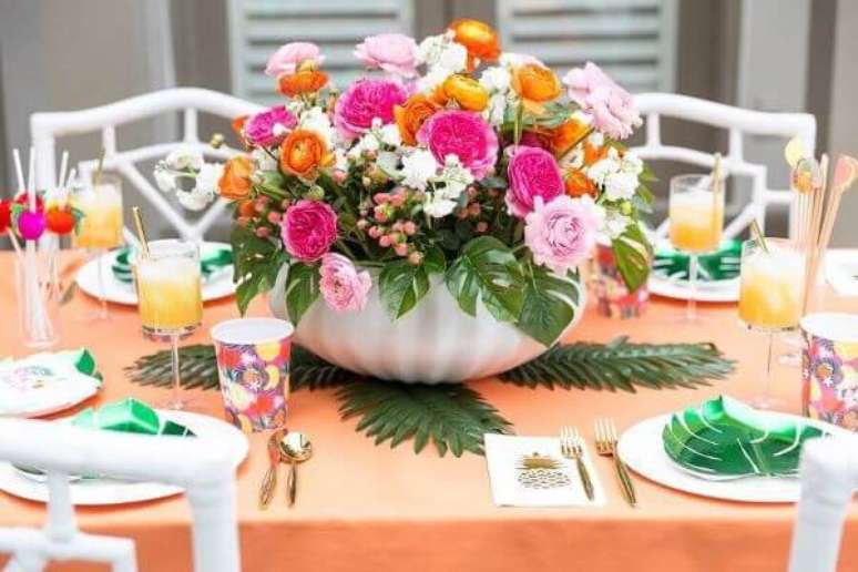 40. Decora&ccedil;&atilde;o com flores para anivers&aacute;rio artificial &ndash; Via: Pinterest