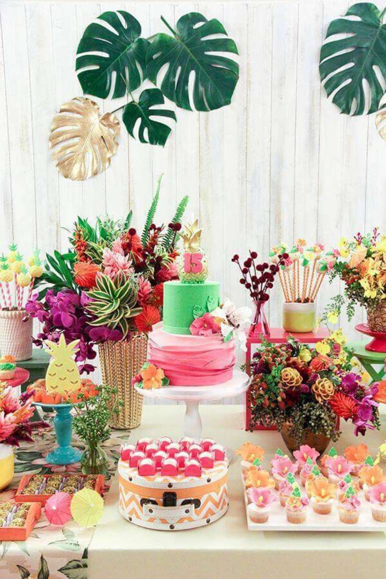 41. Decoração com flores para aniversário – Via: Pinterest