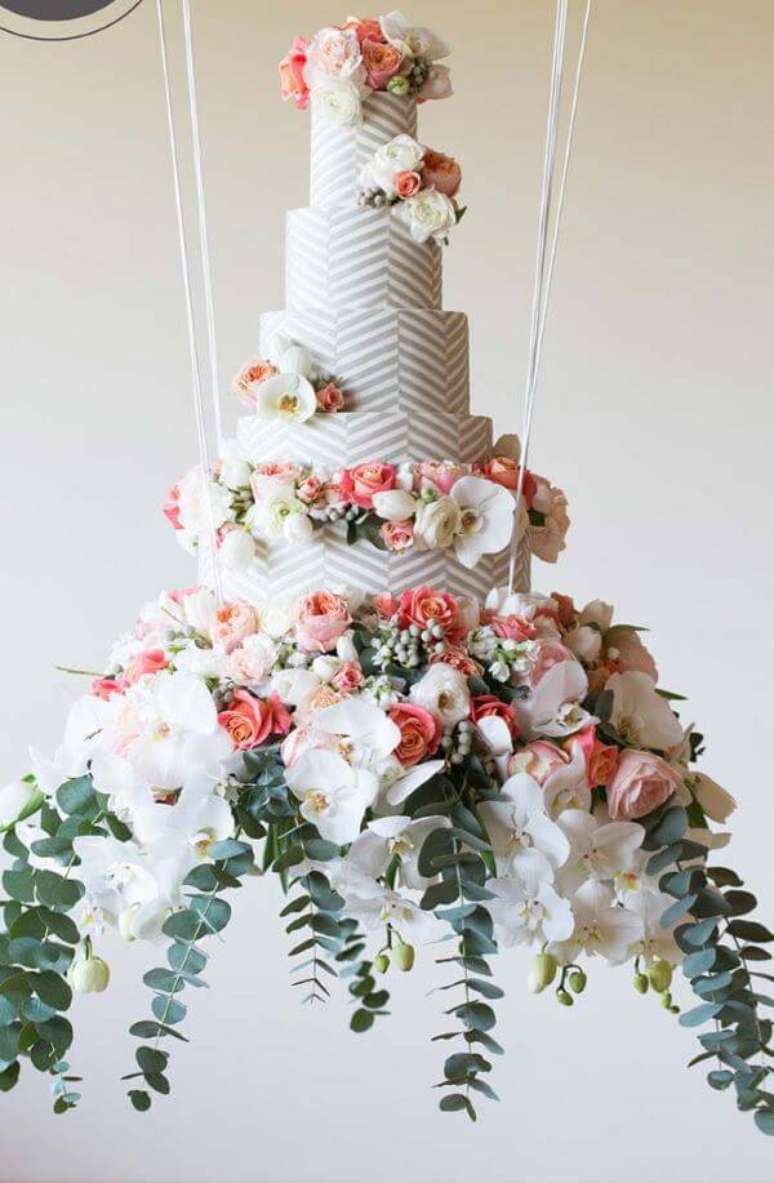 43. Bolo de casamento decorado com flores – Via: Decor Fácil