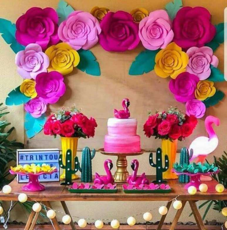46. Decora&ccedil;&atilde;o com flores para anivers&aacute;rio com flores de papel &ndash; Via: Pinterest