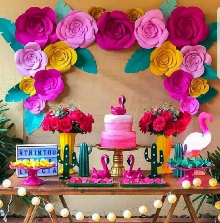 46. Decoração com flores para aniversário com flores de papel – Via: Pinterest