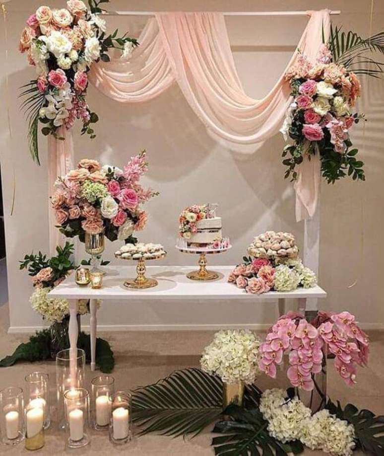 47. Decoração com flores para festa de aniversário – Via: Pinterest