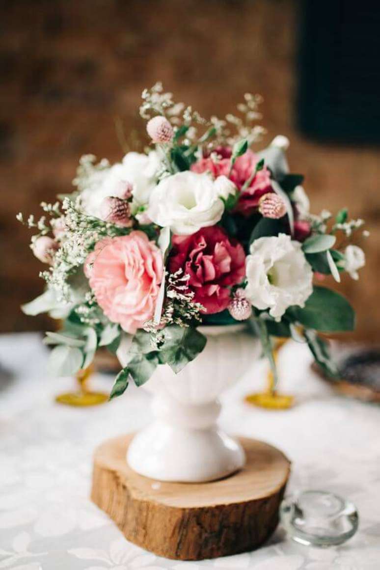 49. Flores no centro de mesa &ndash; Foto: Violeta Decora&ccedil;&otilde;es