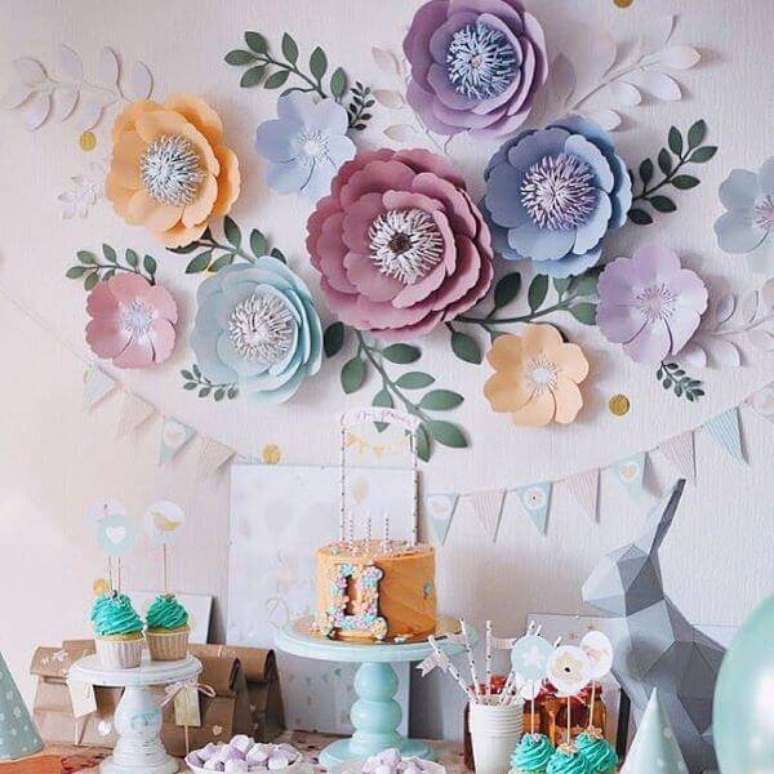 51. Decora&ccedil;&atilde;o de festa com flores de papel &ndash; Via: Saveg