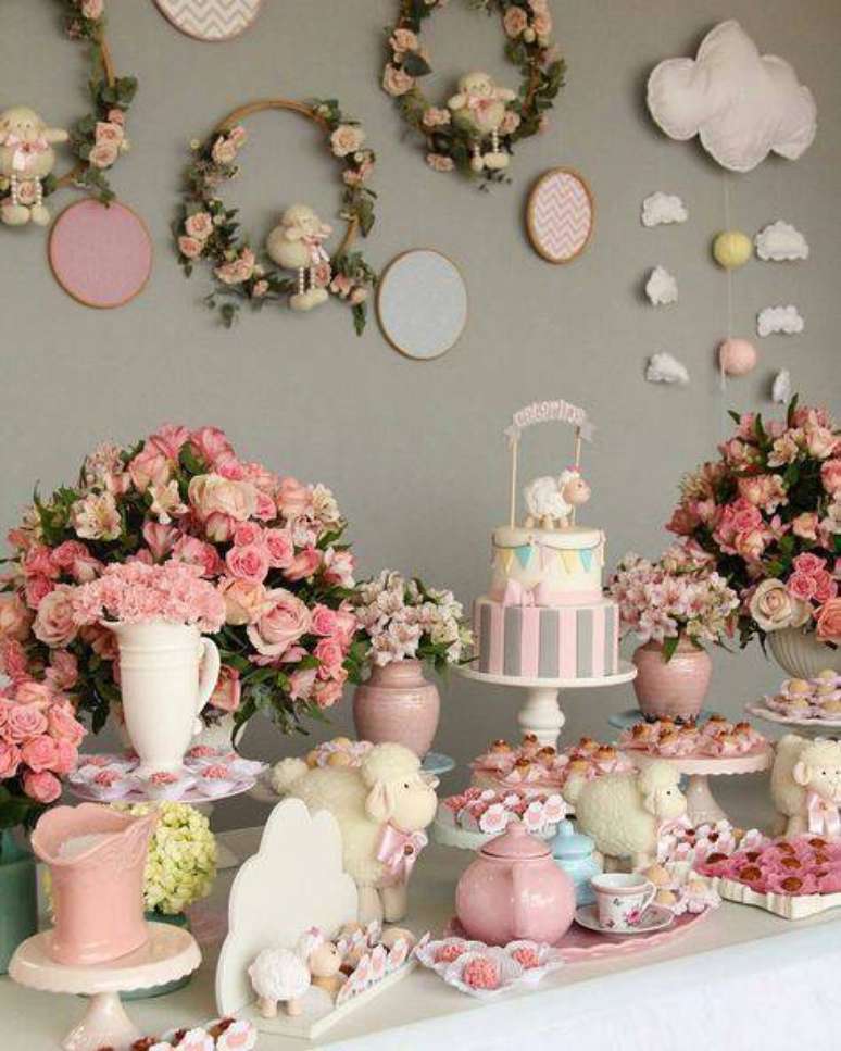 52. Ch&aacute; de beb&ecirc; decorado com flores &ndash; Via: Pinterest