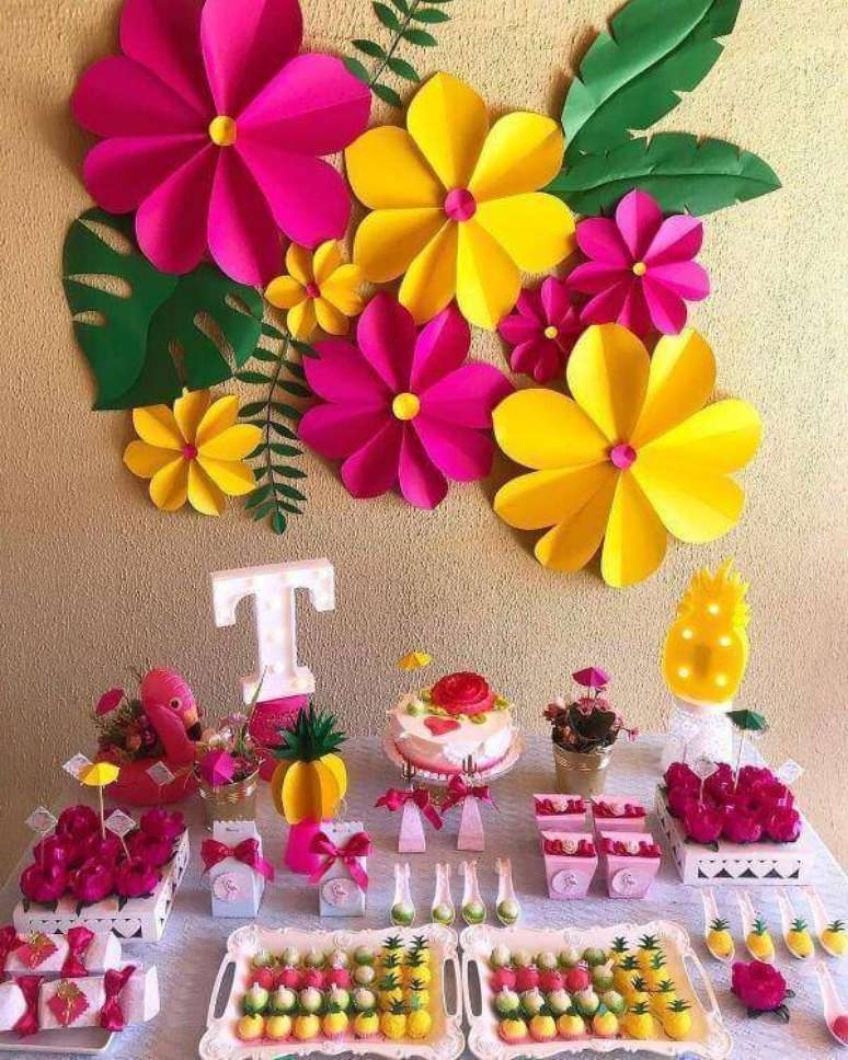 54. Decoração com flores para festa de aniversário em casa – Via: Pinterest