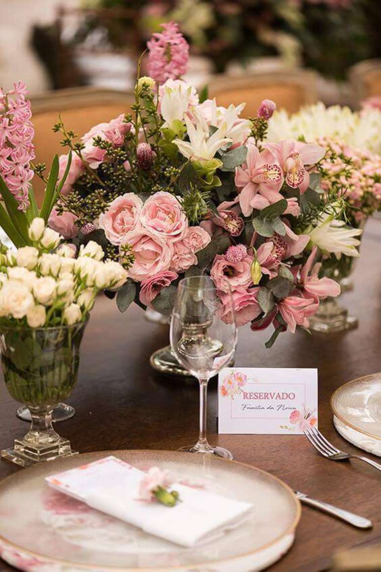 58. Decoração com flores na mesa de jantar – Via: Pinterest