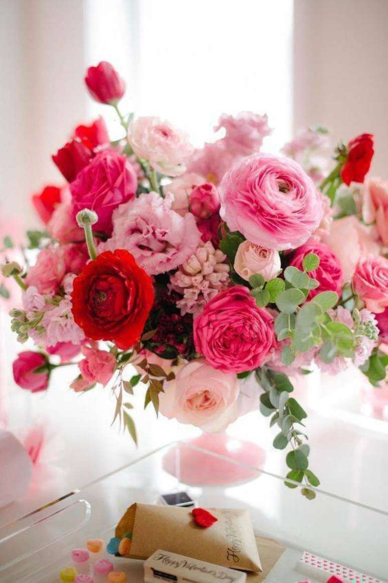 59. Decoração com flores artificias em rosa e vermelho – Via: Recado Online