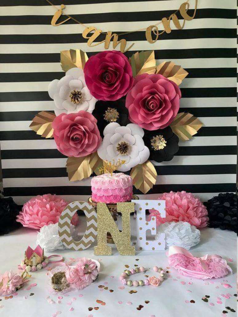 62. Decoração rosa, preto, branco e dourado para decorar a casa – Via: Pinterest