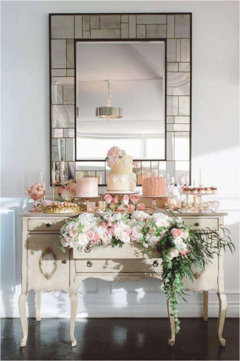 1. Decoração com flores brancas e cor rosa para uma festa de aniversário – Via: Southern California Bride