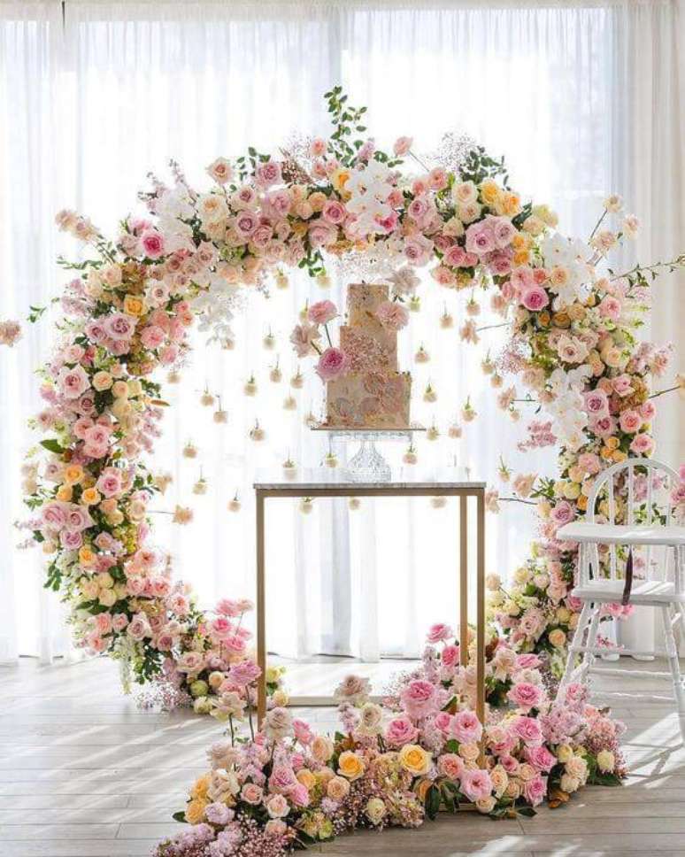 64. Arco de flores para decorar uma festa &ndash; Via: Pinterest