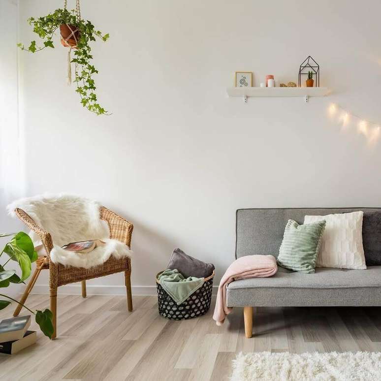 5. Vasos de plantas são ótimos para mudar o visual da sala de estar decorada – Foto: Habitissimo