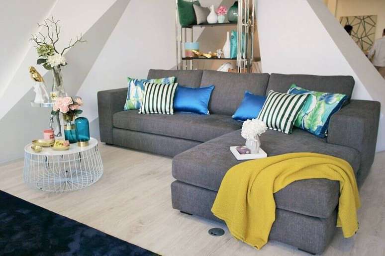 3. Invista em almofadas divertidas para decorar a sua sala de estar – Foto: Habitissimoo