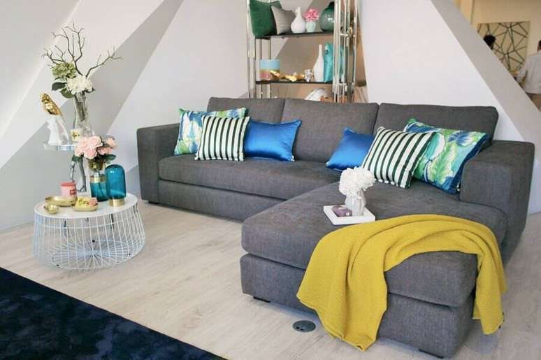 3. Invista em almofadas divertidas para decorar a sua sala de estar &ndash; Foto: Habitissimoo