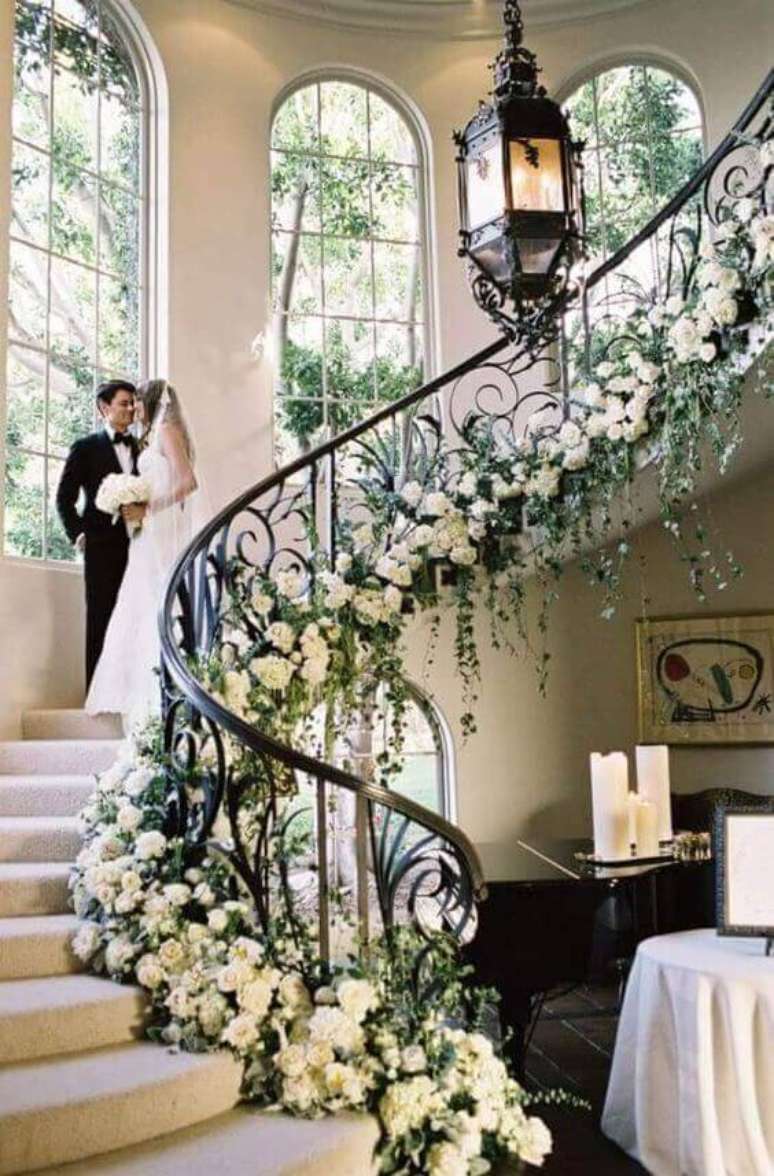 4. Escada decorada com flores naturais para uma festa de casamento – Via: Revista VD