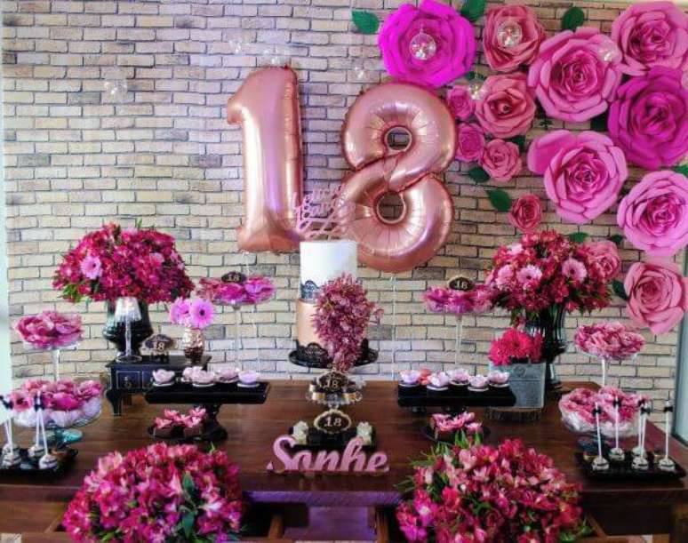 10. Festa de 18 anos com decoração de festa com flores de papel e flores naturais na casa – Via: Elo7