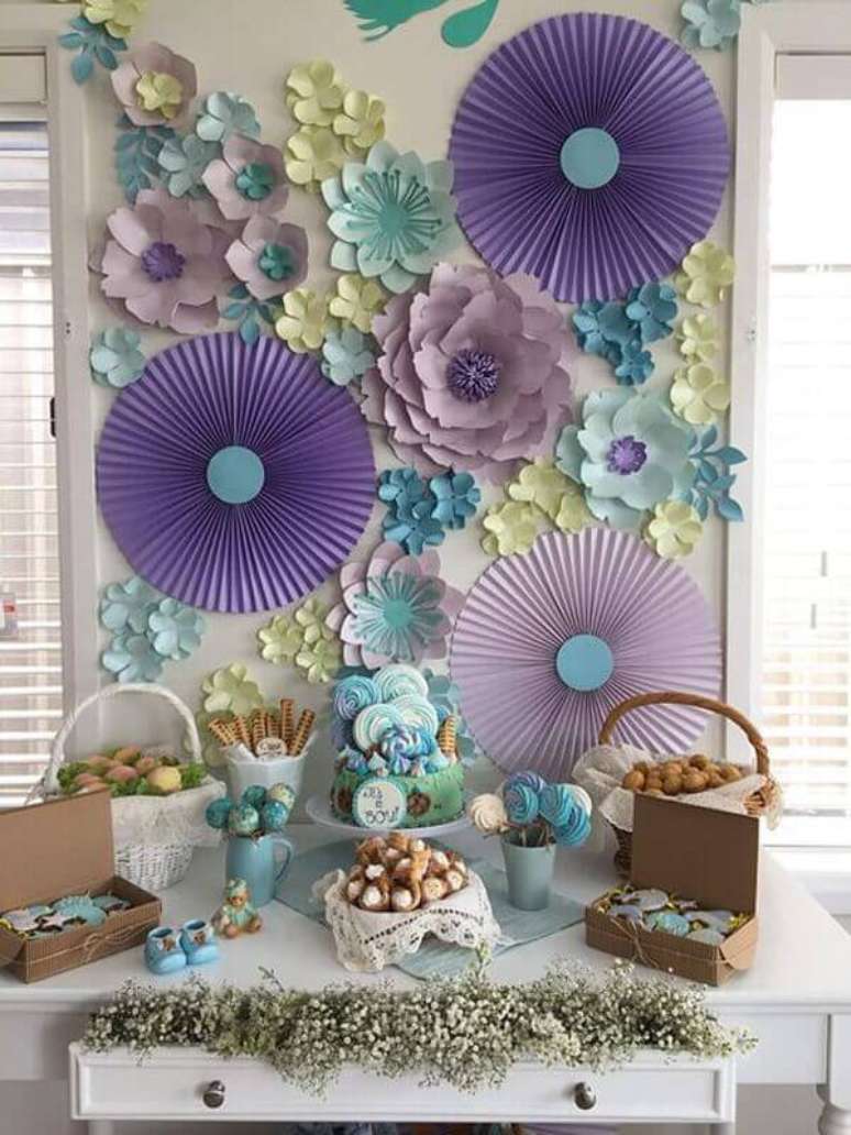 72. Decora&ccedil;&atilde;o com flores gigantes para festa em casa &ndash; Via: De Frente para o Mar