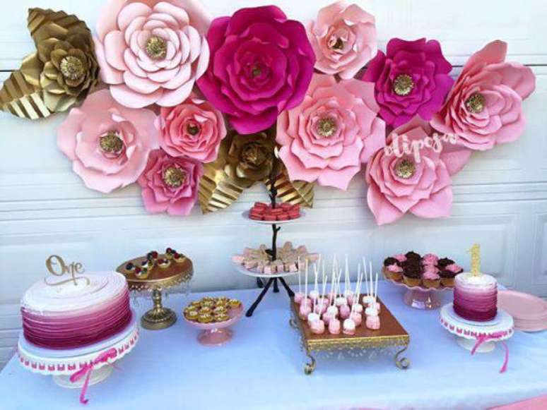 70. Decora&ccedil;&atilde;o com flores de papel no painel da casa &ndash; Via: Esposas Online