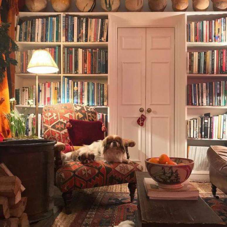 45. A poltrona de madeira pode ter o material em pequenos detalhes. Foto: Bruna Sim&otilde;es