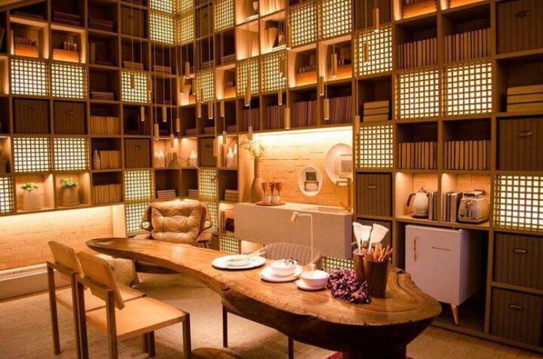 50. Esta poltrona de madeira &eacute; chamativa, mas se adequa ao ambiente. Foto: Casacor SP 2017