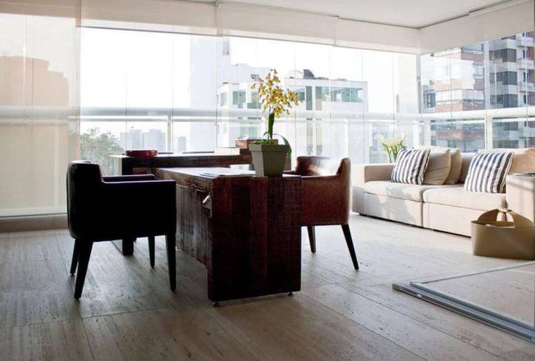 10. A poltrona de madeira pode ser mais funcional do que decorativa. Projeto de Ana Andrade