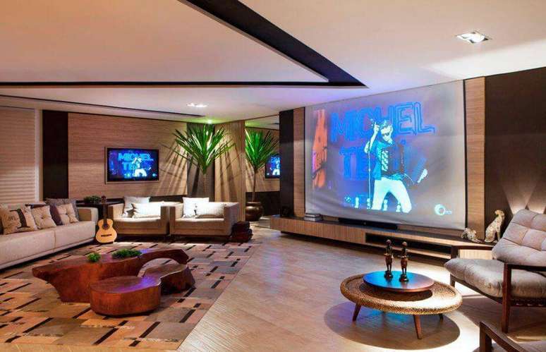 15. A poltrona de madeira combina com diferentes tipos de decora&ccedil;&atilde;o. Foto: Revista Viva Decora.