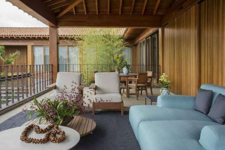 24. A poltrona de madeira &eacute; super delicada. Projeto de Denise Barretto