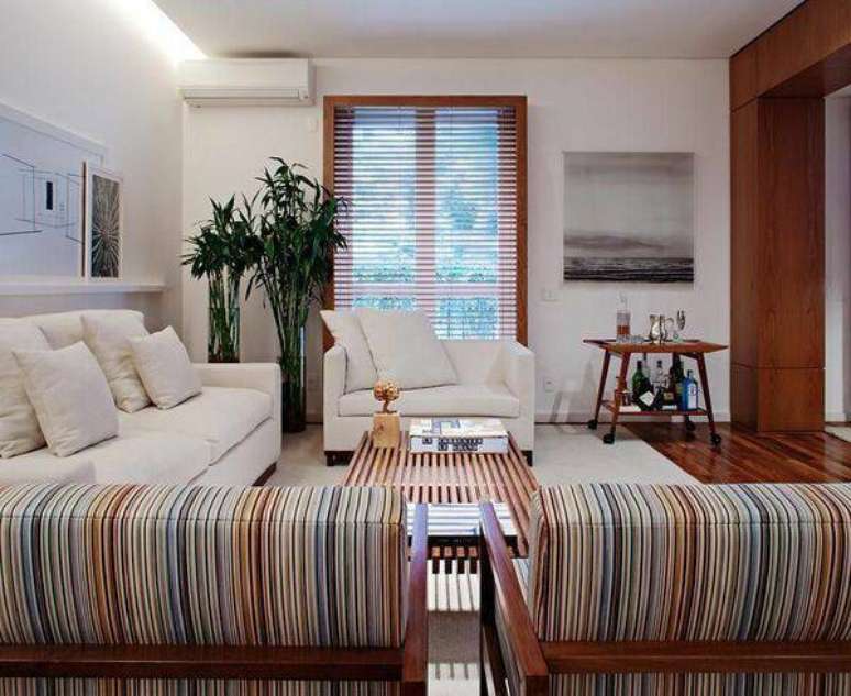 25. A poltrona de madeira pode brincar com padr&otilde;es em sua parte estofada. Projeto de Rocco VIdal PW Arquitetos