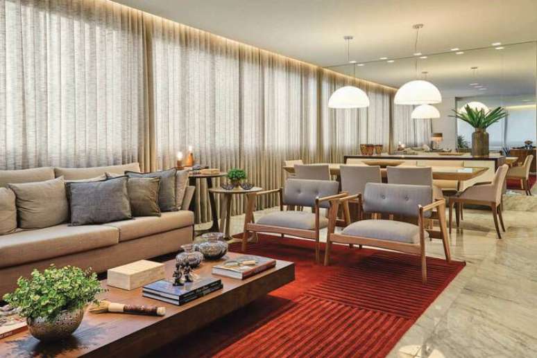 27. S&atilde;o muitos os elementos que combinam com a poltrona de madeira. Projeto de Amis Arquitetura