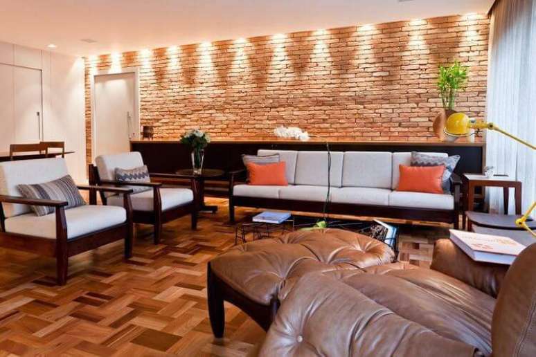 2. A poltrona de madeira com o material apenas nos bra&ccedil;os &eacute; super b&aacute;sica. Projeto de Lucila Bertoncello