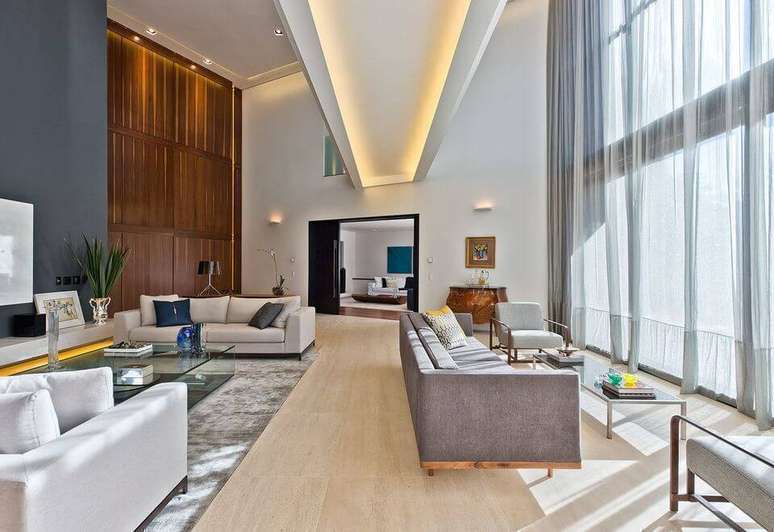 33. A poltrona de madeira pode ser muito moderna. Projeto de Leonardo Muller